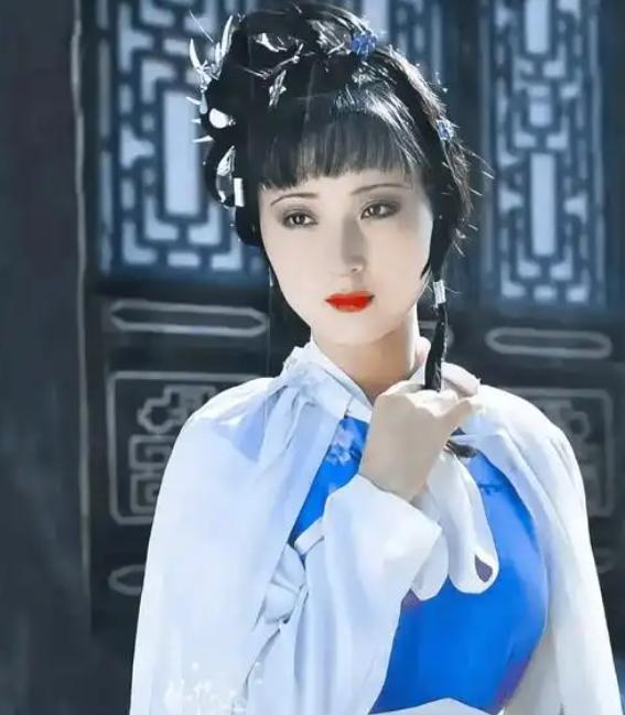 《红楼梦》有个细节，我第一遍读时完全没注意，重读时才忽然觉得不对劲。

第十二回