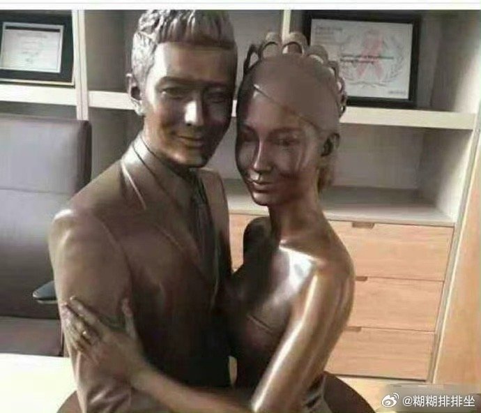 当年黄晓明杨颖热恋时留下的铜像 后来如何处理了？ 