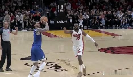 今日NBA常规赛，森林狼131-106力克热火。在第二节中，拉梅洛·鲍尔的一记横