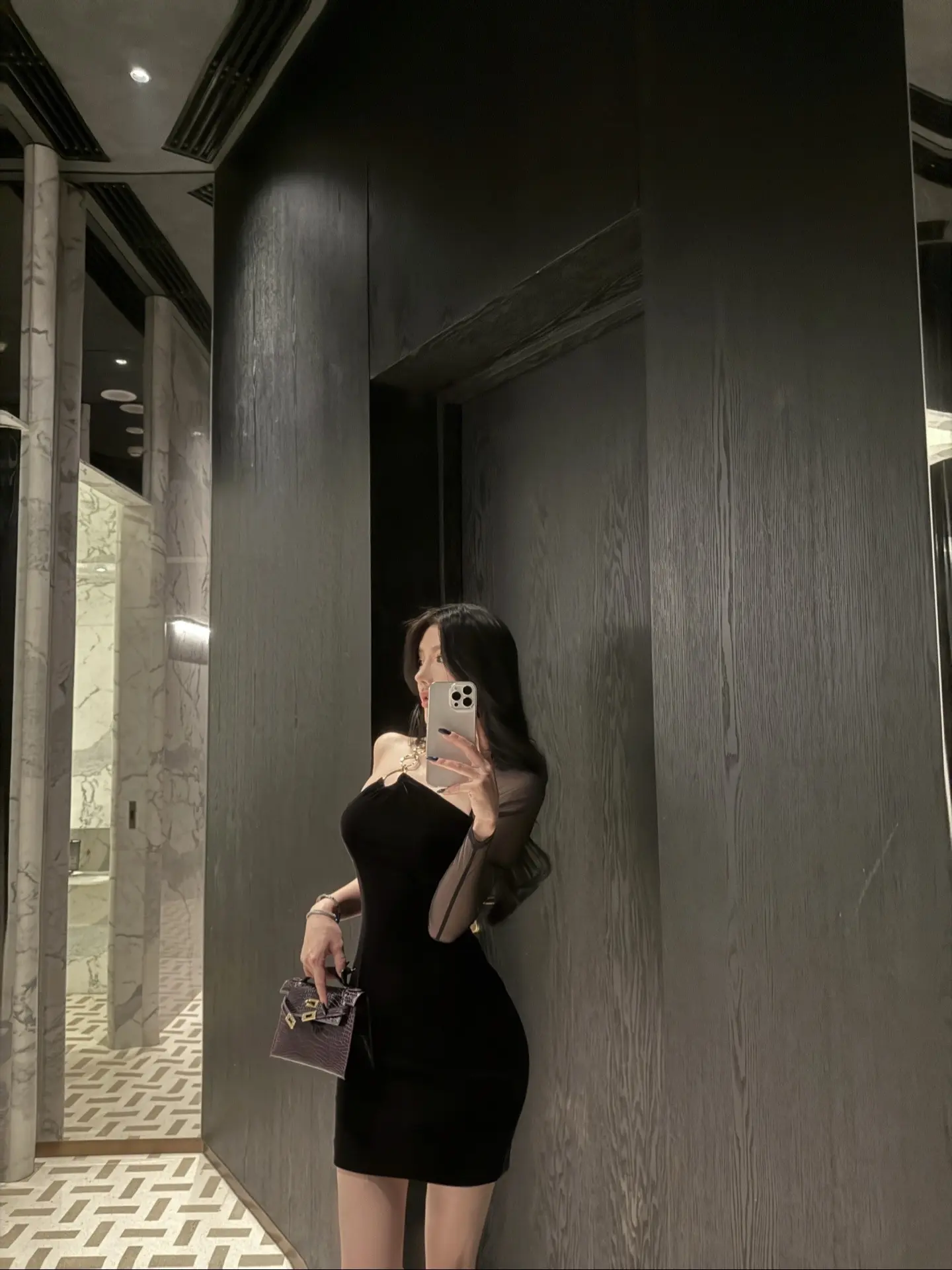 天冷了 你的外套留给她穿好了 我抗冻。