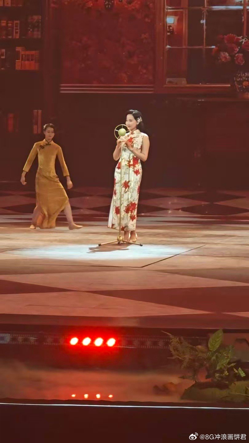 黄龄央视晚会路透带了3套造型  三分钟，三套妆造，三种风华！黄龄录制央视非遗晚会