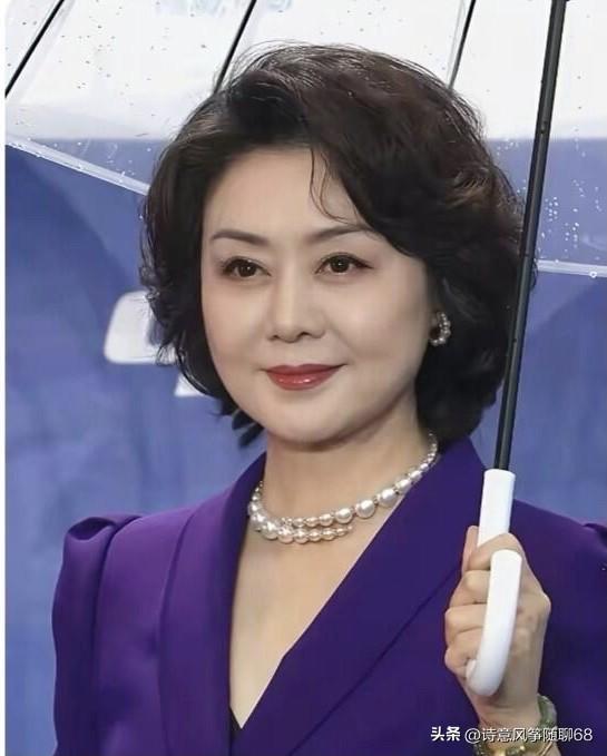 宋祖英是端庄大气之美的女歌唱家，五官脸型精致耐看，李胜素是京剧第一美人，是沉鱼落