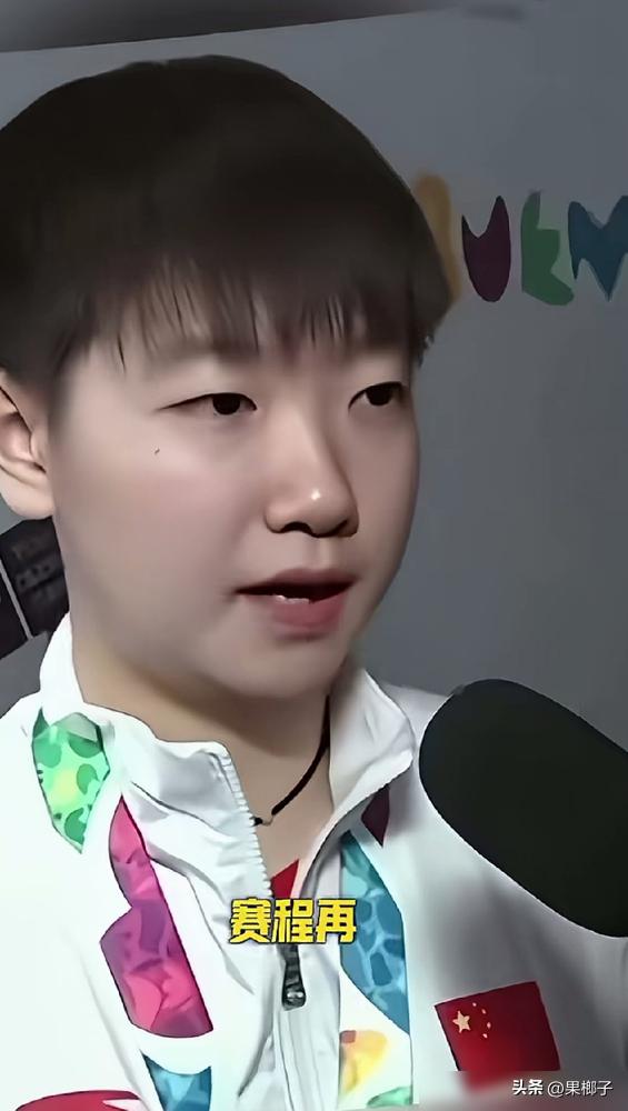 记者全英文抛出长串问题，现场连个翻译都没有，孙颖莎却连磕巴都没打，轻飘飘回了一句
