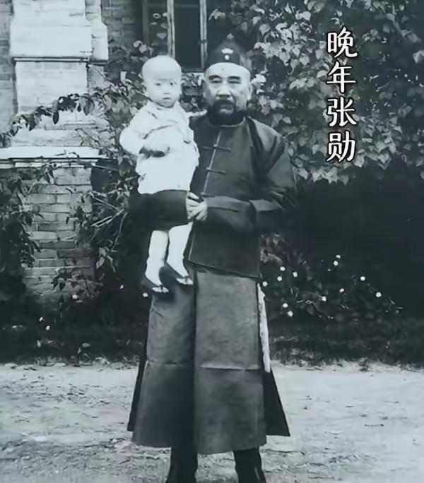 1881年，27岁张勋如愿娶了14岁曹琴，洞房花烛夜，张勋一把搂住曹琴说：“你和