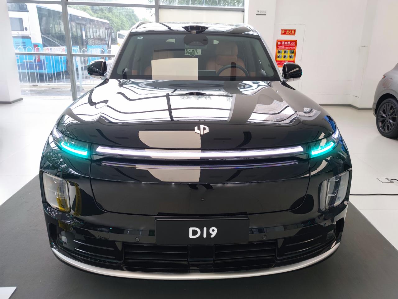 豪华SUV《零跑D19》上市
   全新零跑D19惊艳上市，是零跑D系列首款旗舰
