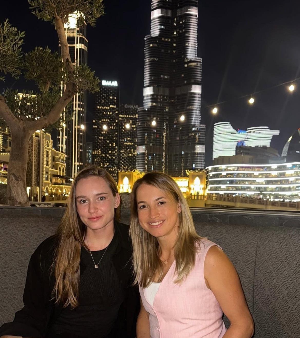 网球talking大会 哈萨克斯坦姐妹花莱巴金娜和普汀塞娃相聚在迪拜，很少能看到