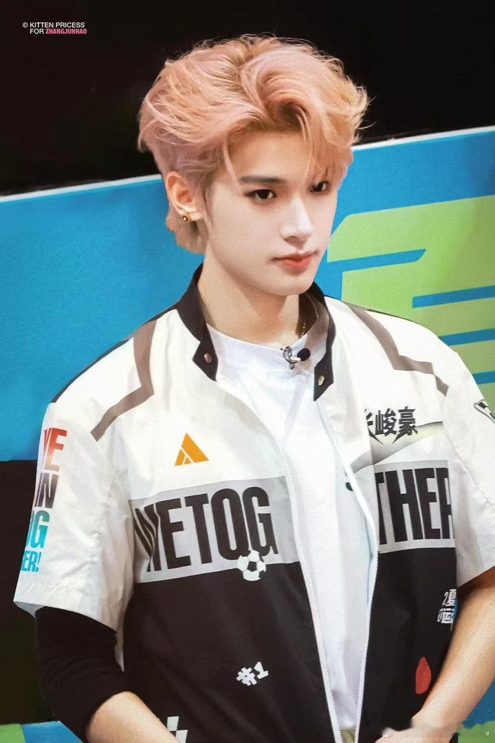张峻豪为看台粉丝准备彩带弹幕一句担心捡不到彩带，他就默默放在心上，细心顾及每一位