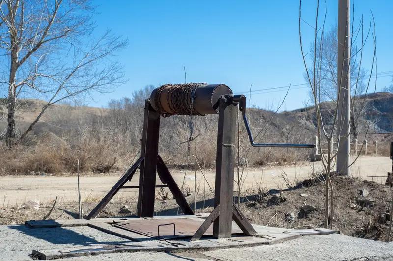 现代社会发展快得像坐火箭，感情也跟着变了模样。就像过去人们靠写信传情，字里行间都