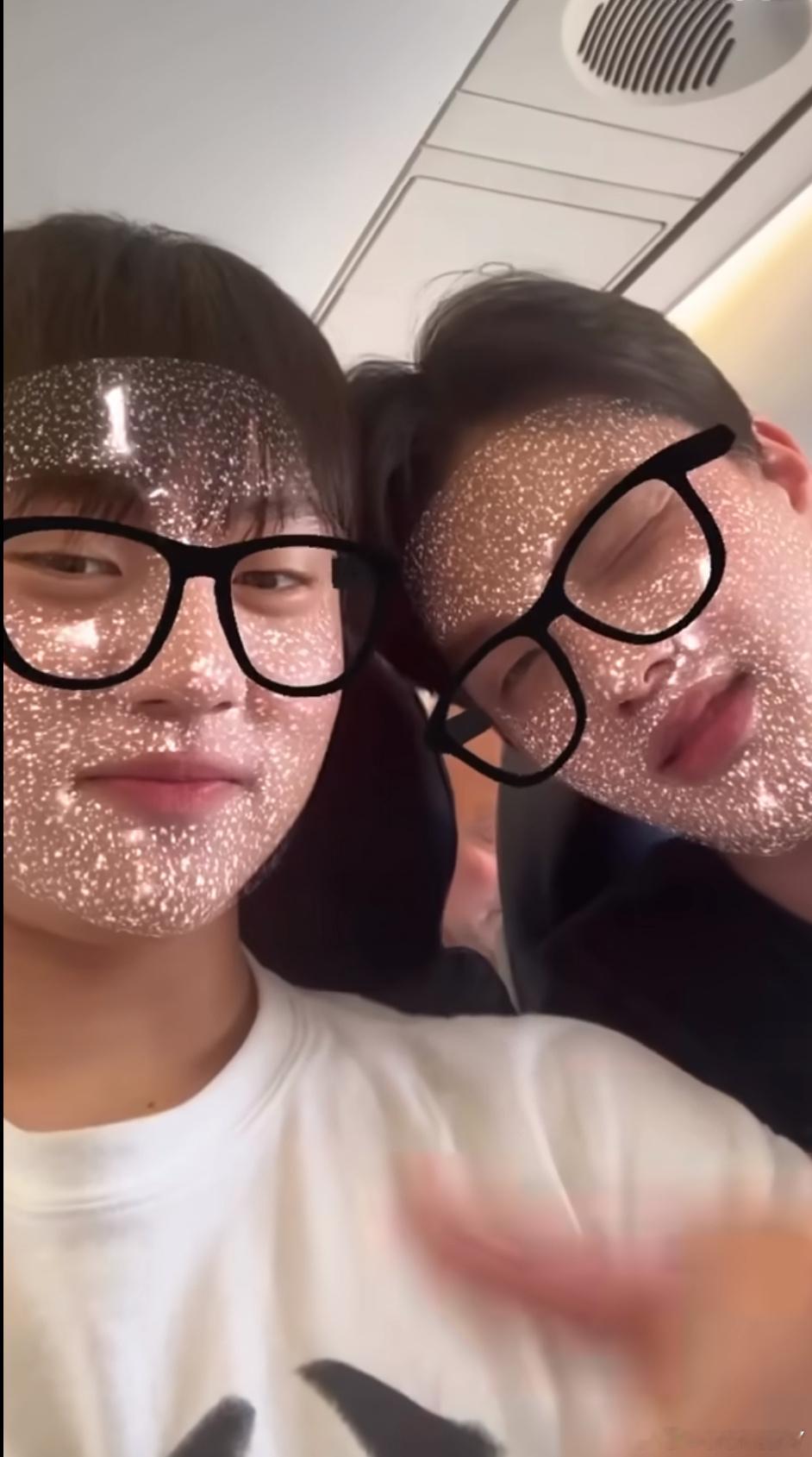 可能是因为韩林要结婚了最近男明星和吴大少走很近一起坐飞机一一起吃寿司🍣（他是已