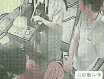 这是什么人？光天化日之下，尽然调戏良家女子，是不是想要到牢里体验一下