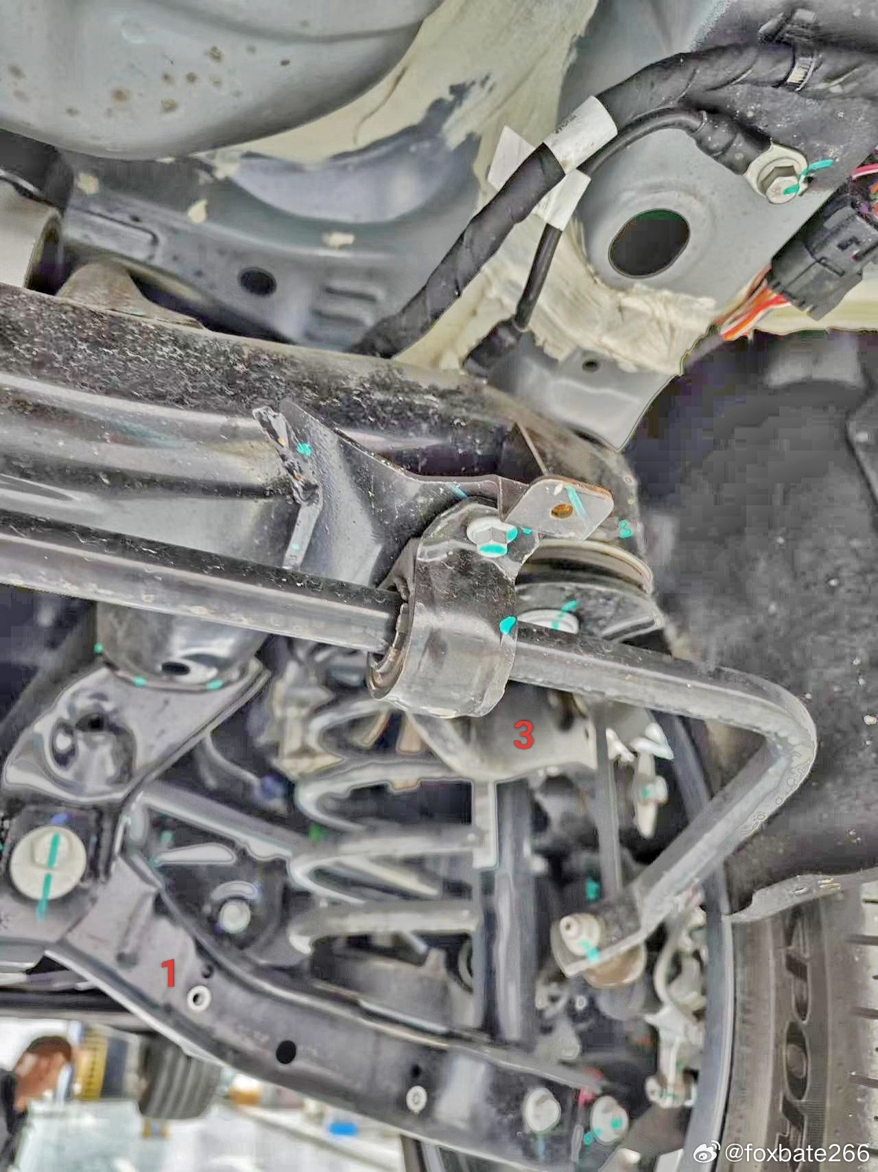 前麦弗逊，后4类5连杆。。。应该是零跑或奇瑞吧。