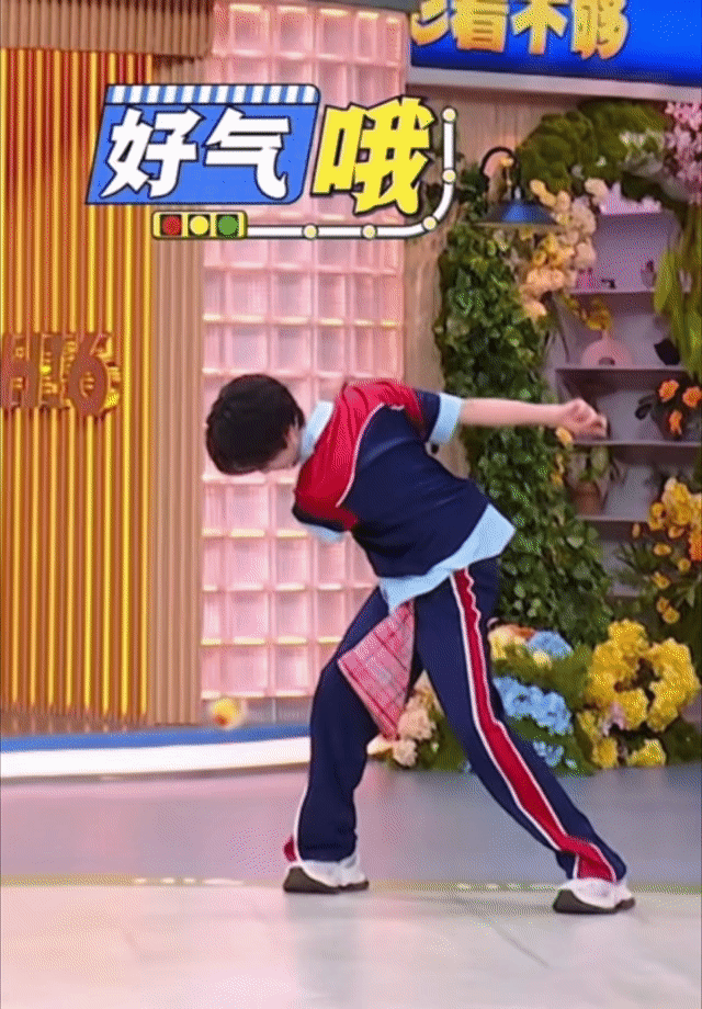 笑死我了…好标准的动漫里的人物生气摔东西的姿势hagaghahaggaga 