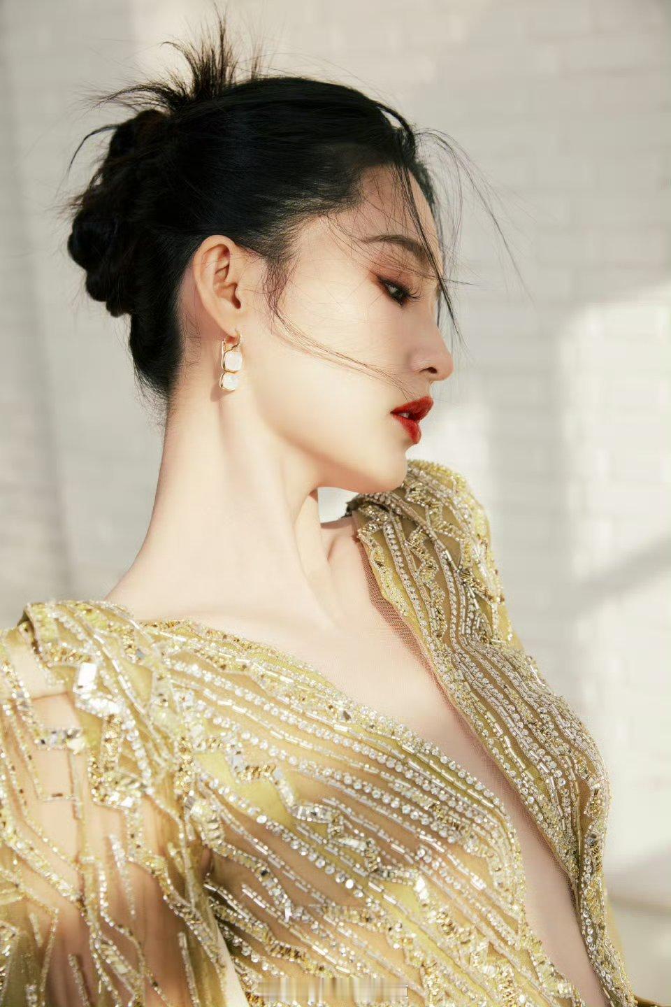 李沁鎏金深v露背裙，冷艳高贵的美，气质女神范扑面而来。 