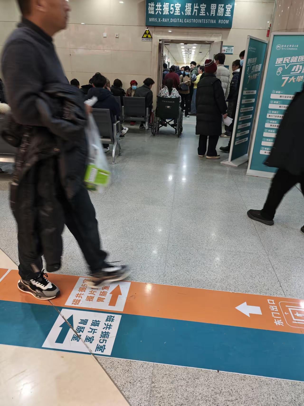 一中年女子在医院里嚎啕大哭，
原来是因为她老公回家给父亲上坟后突然心梗去世了！