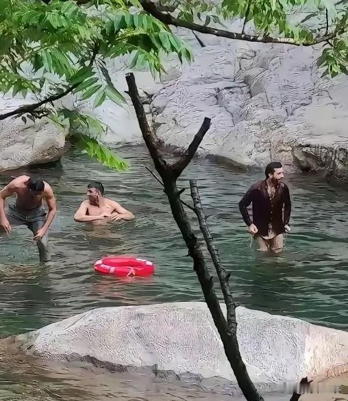 恒河不够造？
继北京亮马河被印度游客“占领”后，庐山又遭“突袭”！几名印度游客直