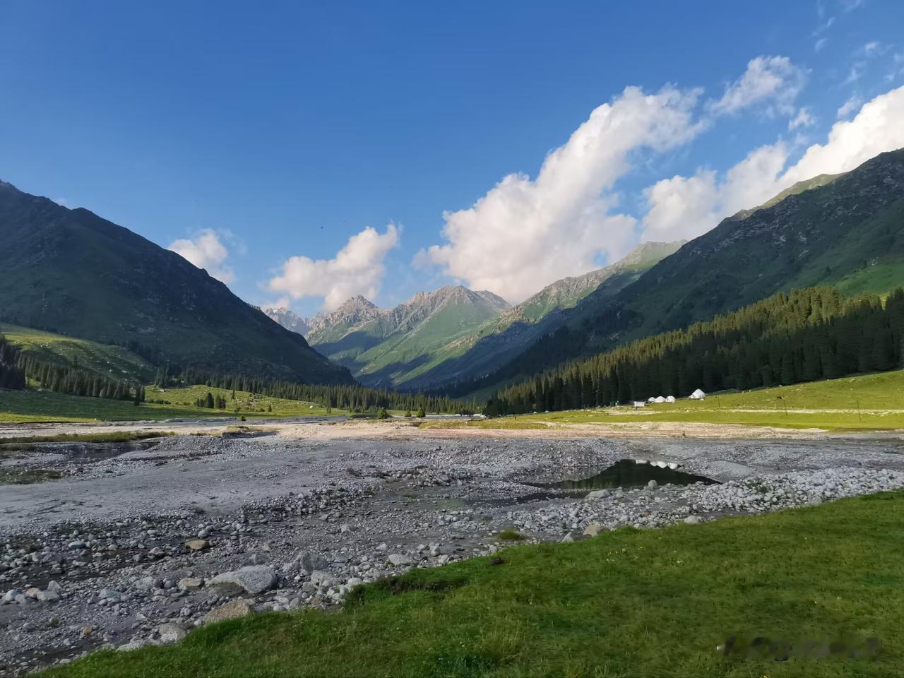 新疆旅途随拍现在想起今年自驾独库公路百里画廊，还忍不住感叹太绝了！一路开过去，雪