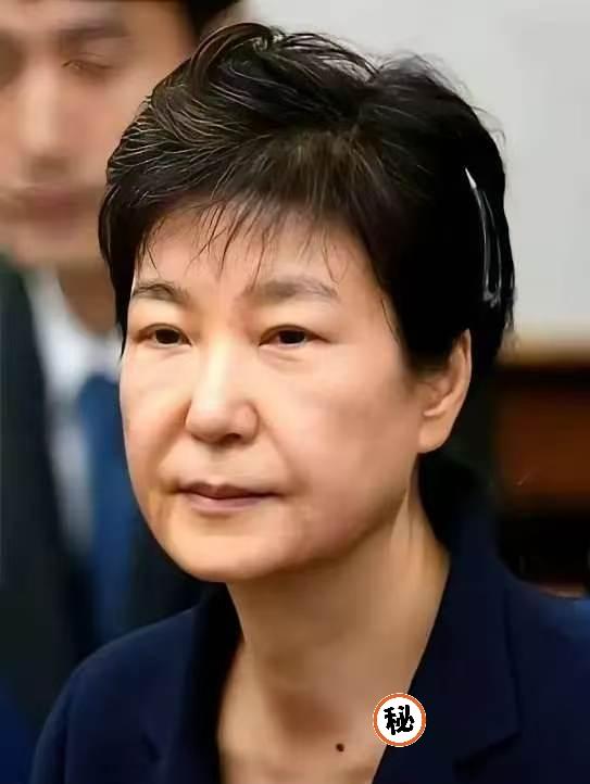 韩国政坛，真是杀疯了
 前脚，前总统尹锡悦刚被法官一锤子砸下个“无期徒刑”。后脚