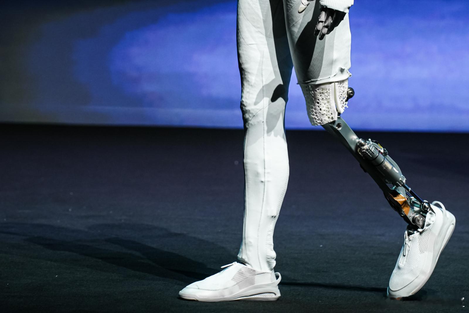 小鹏机器人 为了回应网上的质疑，在早上发布为机器人IRON“脱衣”的视频过后，何