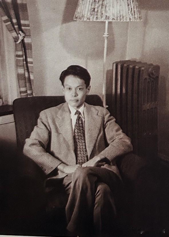 1945年，杨振宁作为清华大学留美公费生赴芝加哥大学留学，1948年以论文《论核