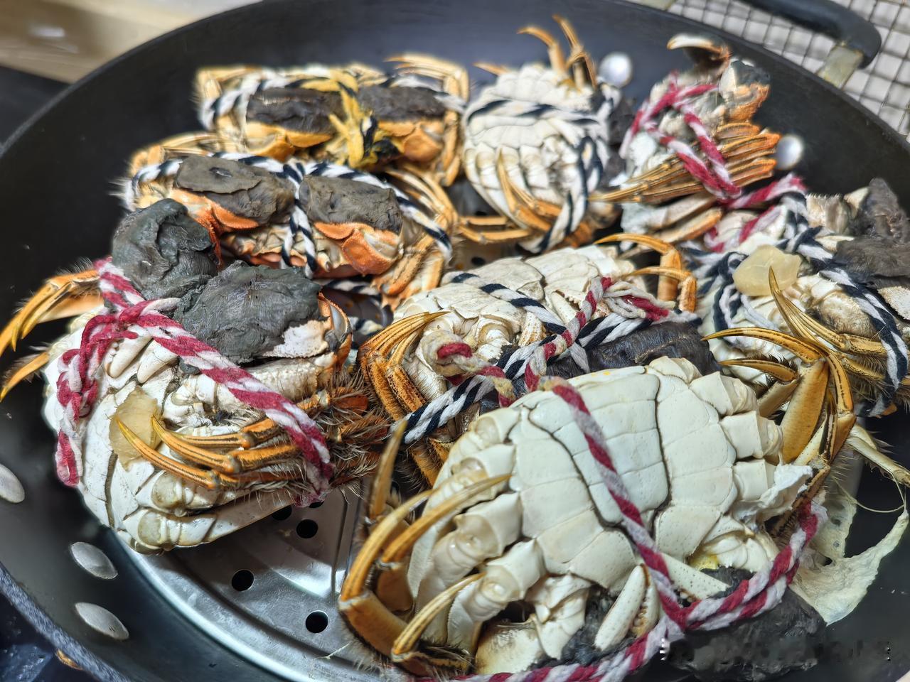 南通人有一个习惯，上饭店吃饭，基本人手一只清蒸大闸蟹，很多人都不吃，用纸巾包好，