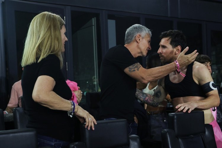 梅西赛后没有交换球衣，而是给了现场观赛的父母[爱你]梅西梅开二度 梅西生涯第40