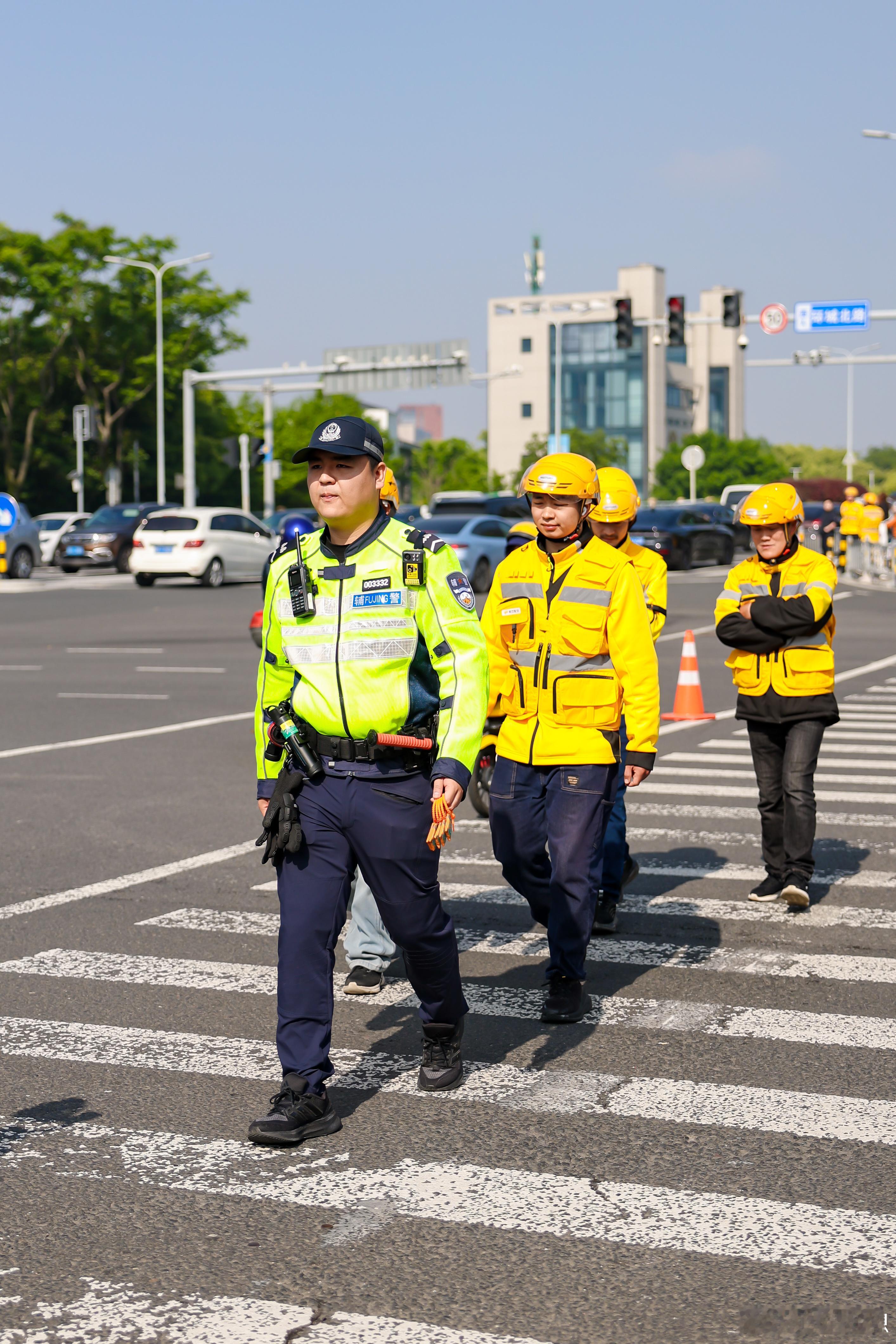 宁波街头骑手不送外卖送福袋 红灯亮起的片刻，美团骑手从车筐里取出福袋递向路人。这
