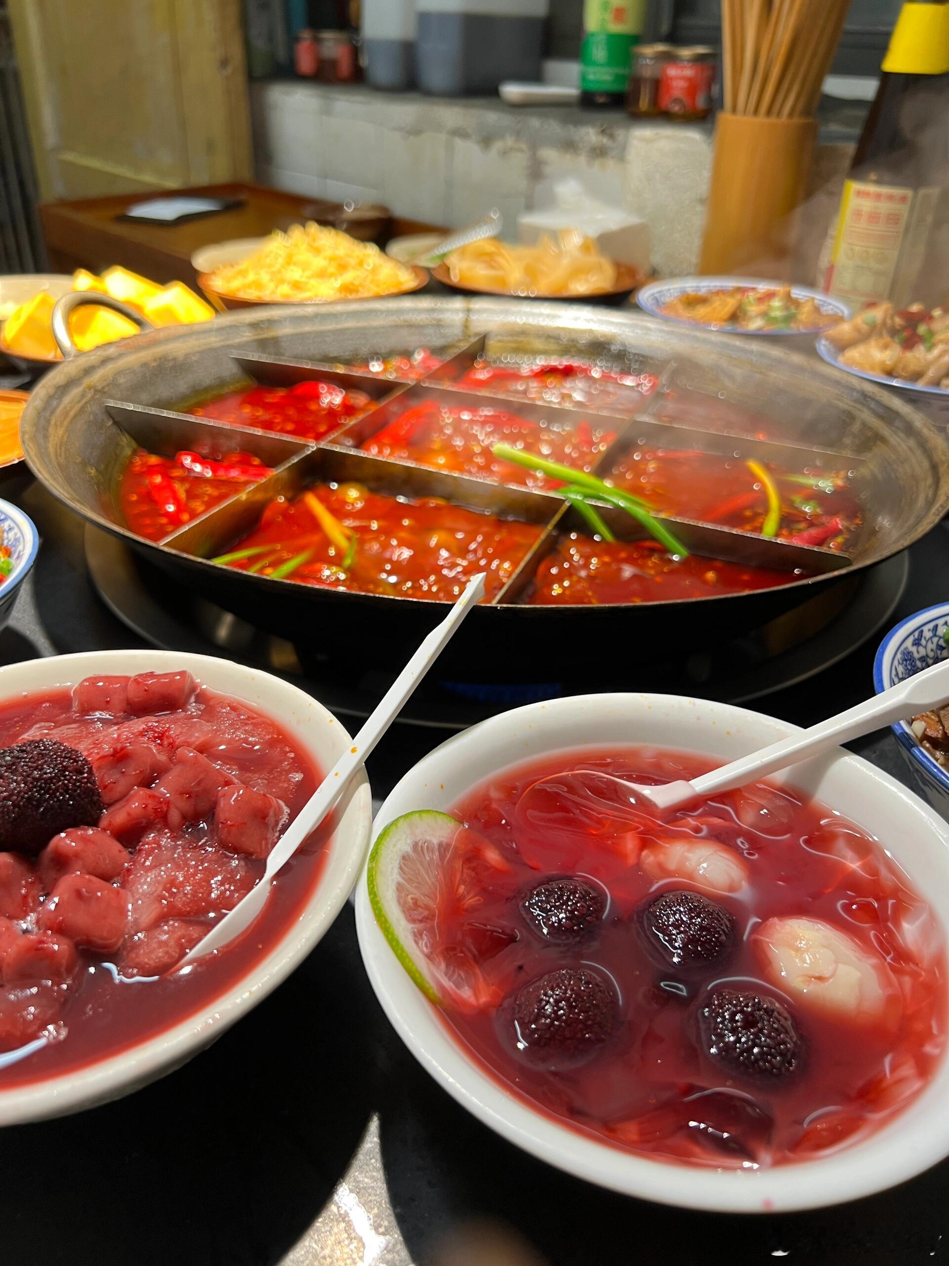 来重庆第一天打咔火锅🍲 