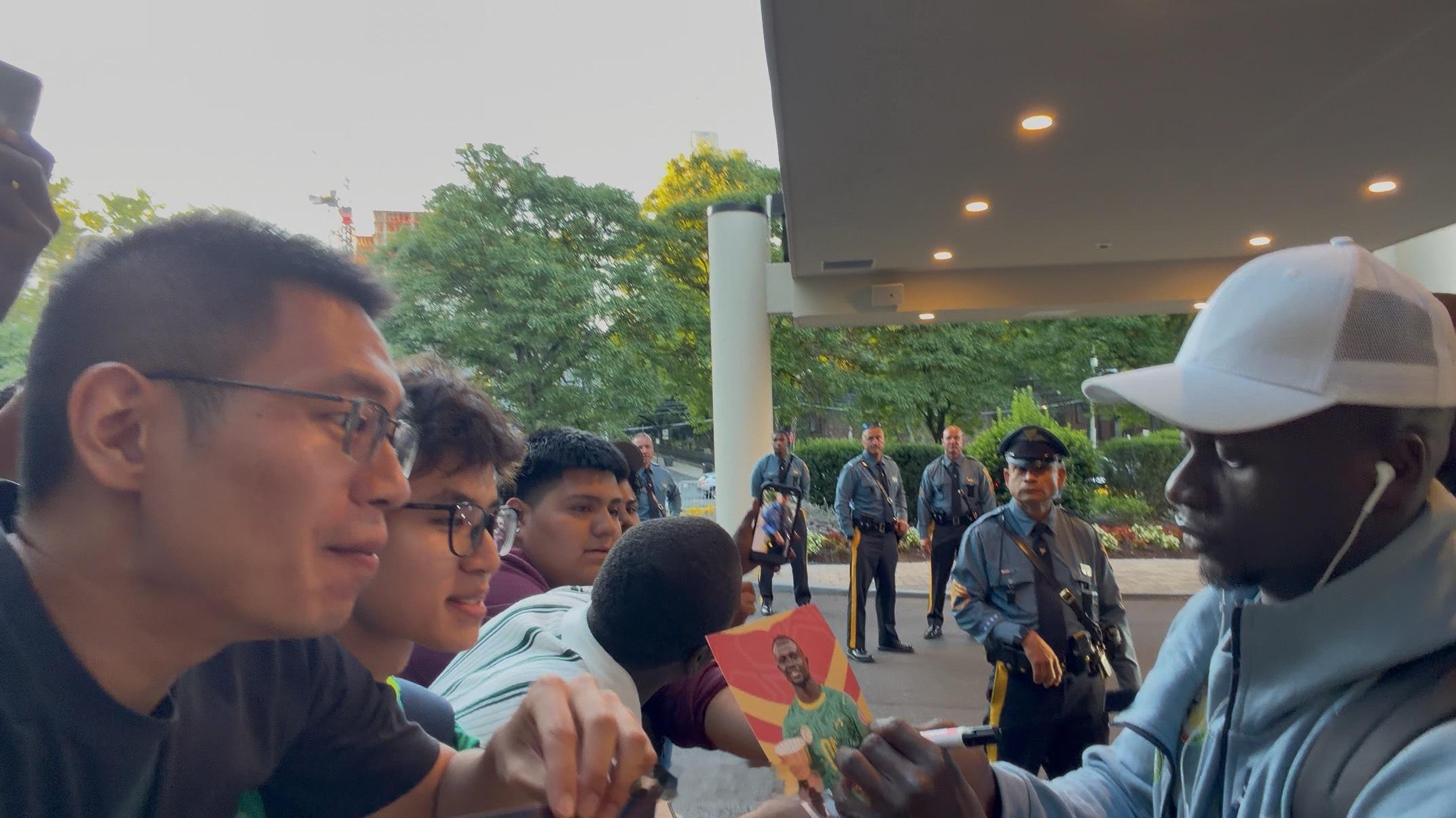 等了五个小时的马内，大家说值吗世界杯 天台挤不下了世界杯开赛以来最大冷门世界杯 