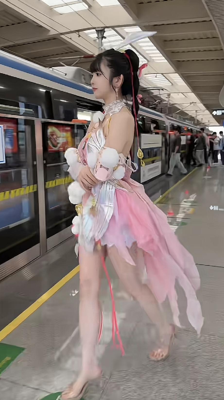 我朋友要我问一下：这个是哪里的地铁[泪奔]在哪个城市哪条线上，可以偶遇到这只兔子