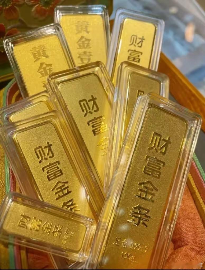 手里攥着黄金的人，今晚怕是得囤些褪黑素了。7月12号，金价从895一克跳到900