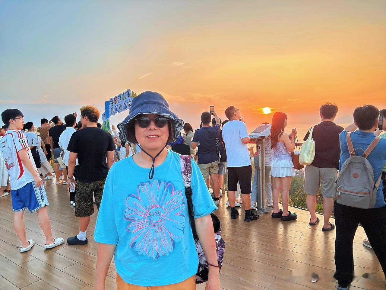 三亚第五天 5月3号
中午吃的肉夹馍韭菜盒子一碗粥，吃完睡觉，下午四点出门去鹿回