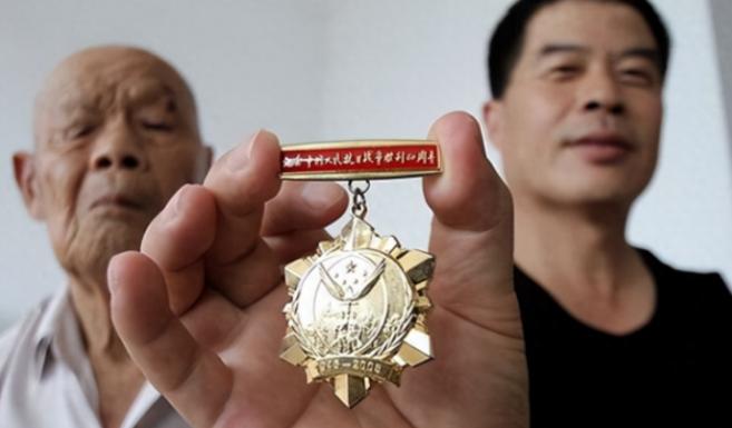 1956年，35岁农民，咳嗽10年，拒绝就医。一天，他突然用力咳嗽，“哇”的一声