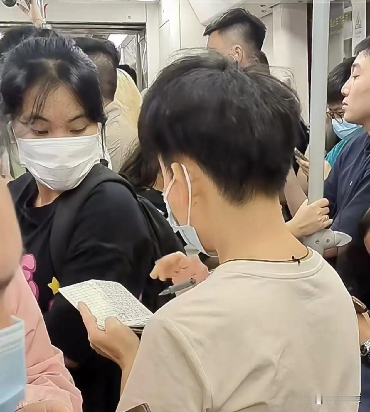 沈阳中街这个乱象有待整治！

“老妹儿帮帮忙，进店免费体验一下呗！”相信很多人逛