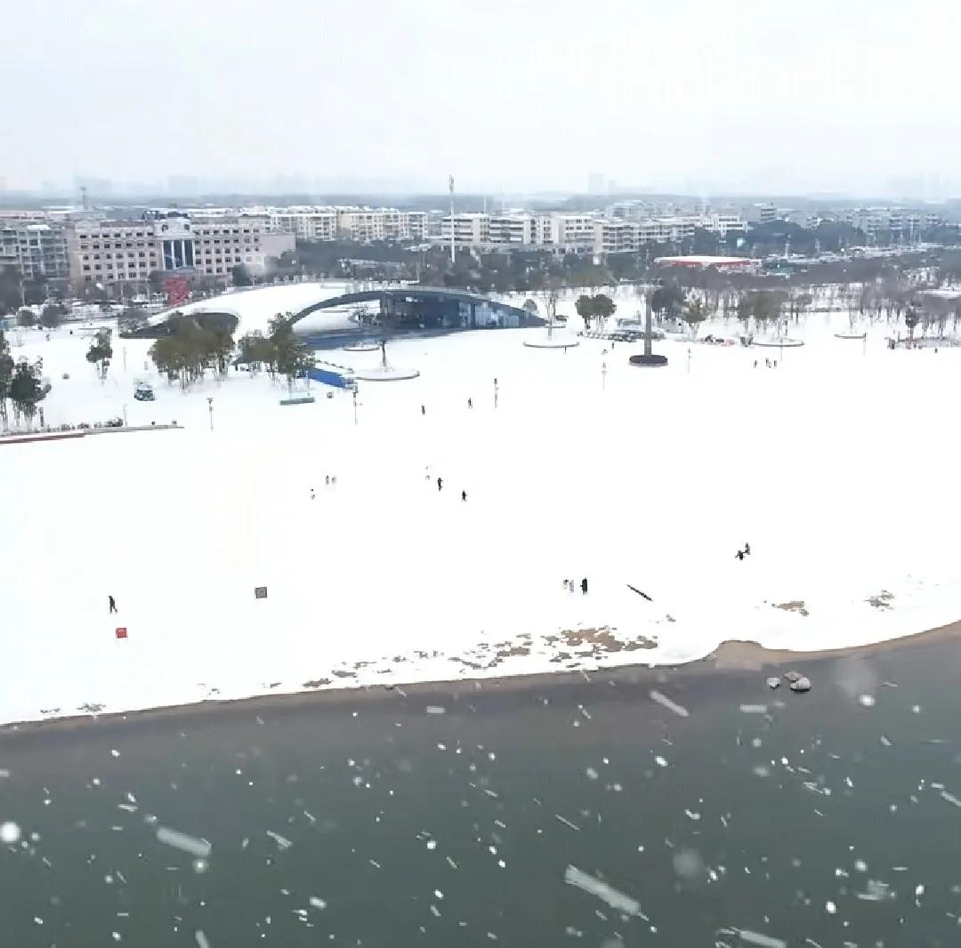 湖北襄阳下暴雪了，著名景物鱼梁洲白雪皑皑。