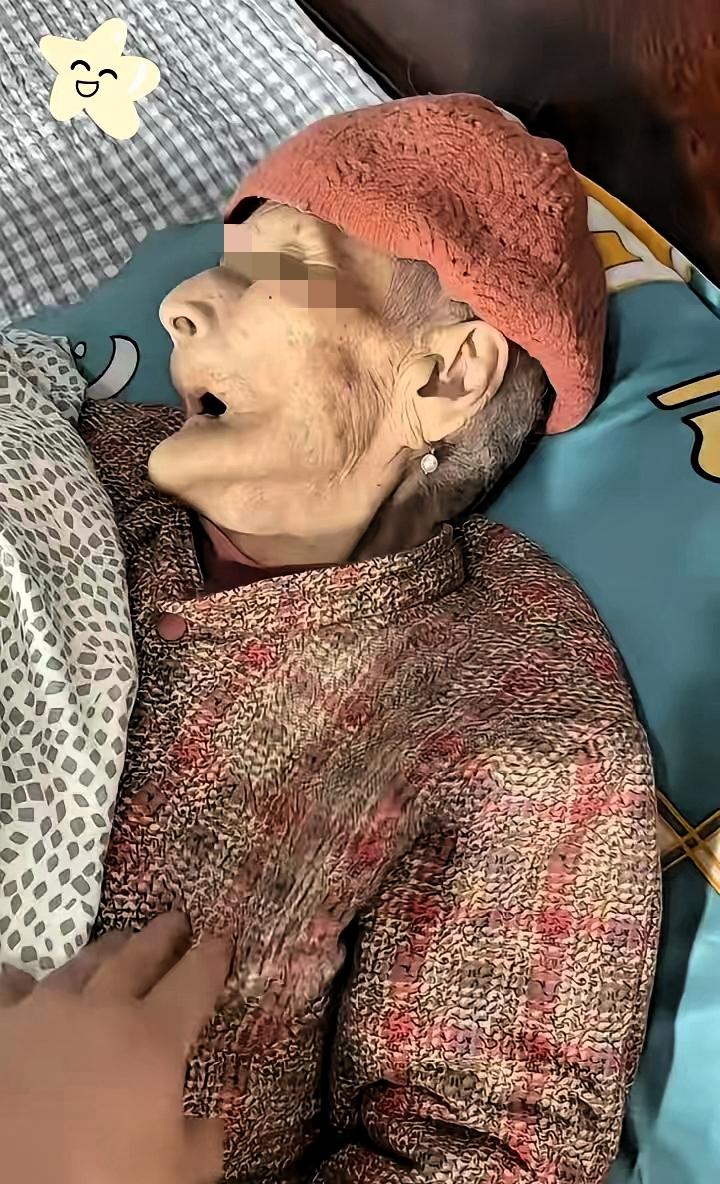 安徽阜阳的一户人家五一假期，在外打拼的晚辈都赶回家团圆，一家人聚在一起吃饭聊天。