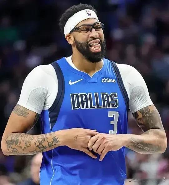 湖人的战绩绝对是有水分的
信不信磨合好完全体的独行侠
下半程有可能追上湖人
同样