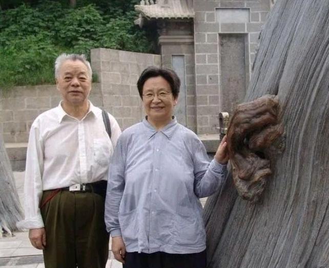 谁能想到，57岁才迎来人生首场婚礼的王景清，用日复一日的暖心陪伴，把长年相处的日