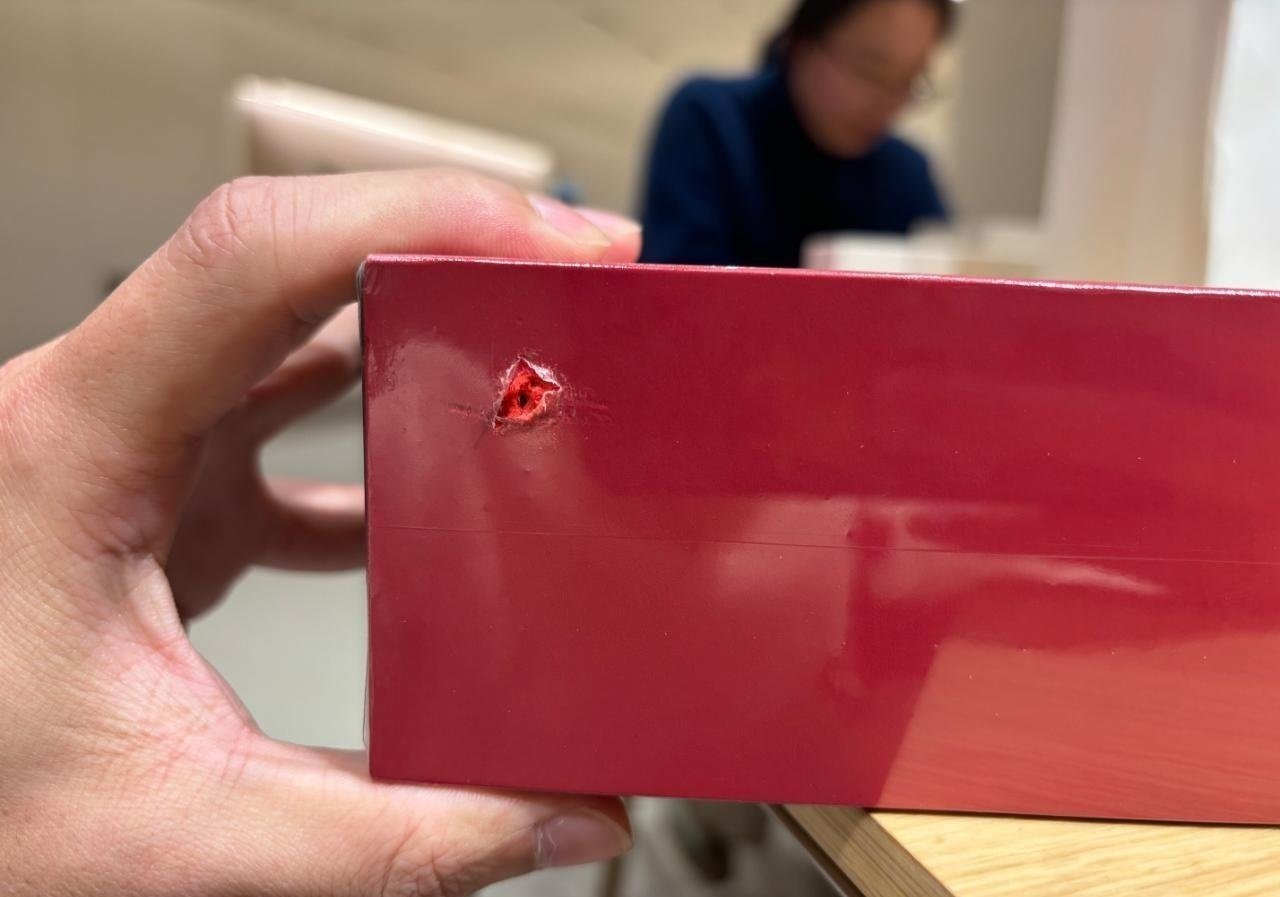如果给你送的手机或者数码产品盒子破损成这样，你会收货吗？ 