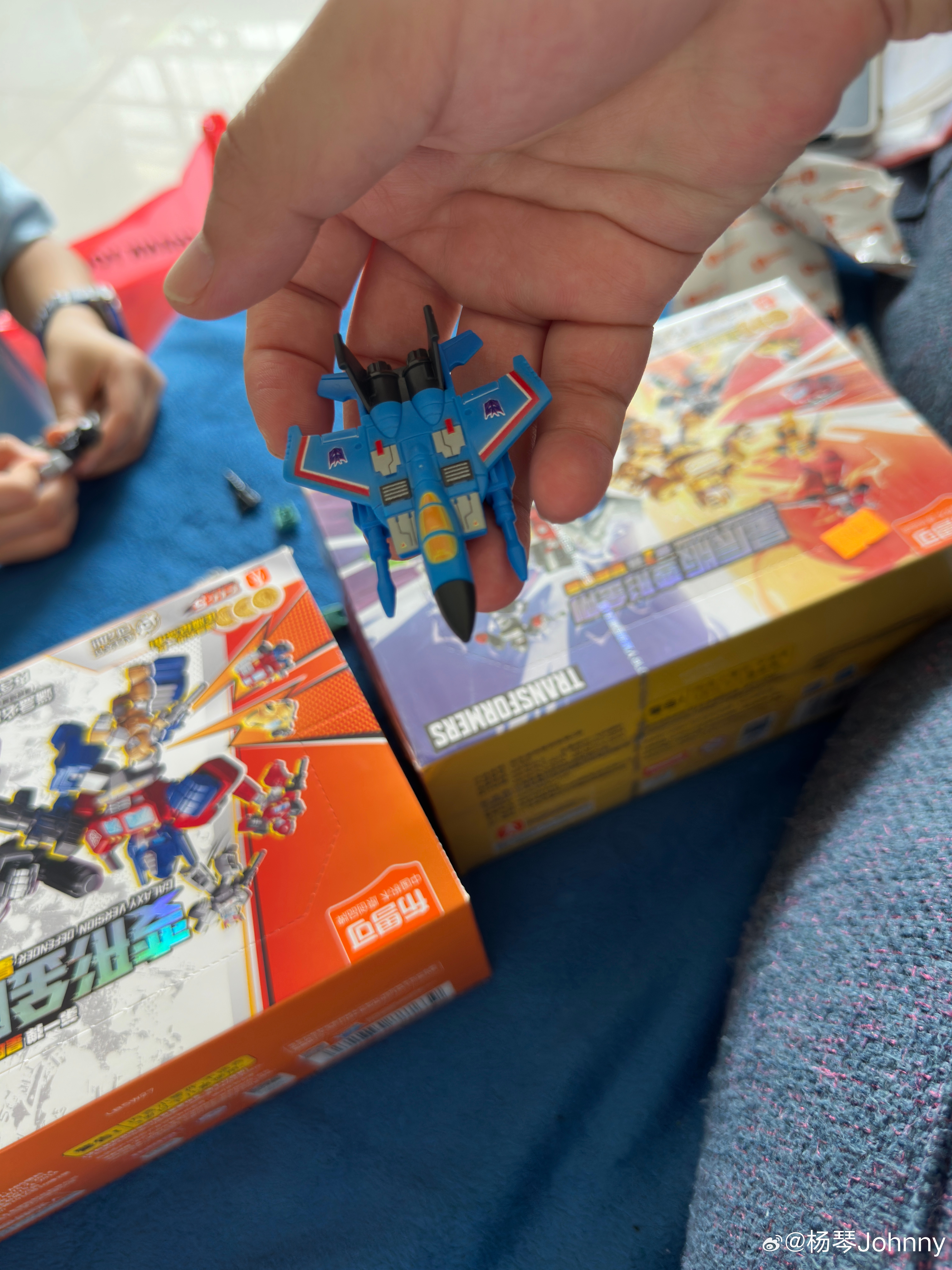 现在的小朋友也开始玩变形金刚了动不动就端盒回来拆搞的我都想玩布鲁可这一波回忆杀挺