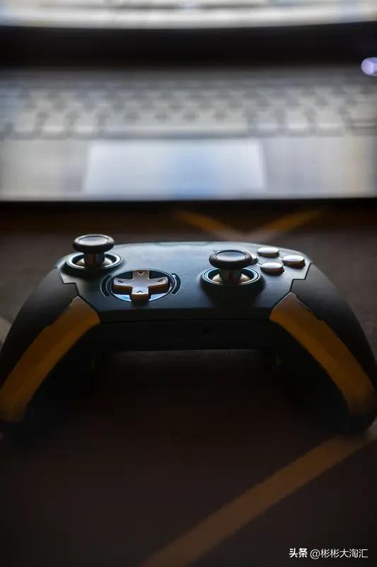 游戏外挂就是游戏行业的“毒瘤”，影响极其恶劣。
它破坏了游戏公平性，外挂有“全屏