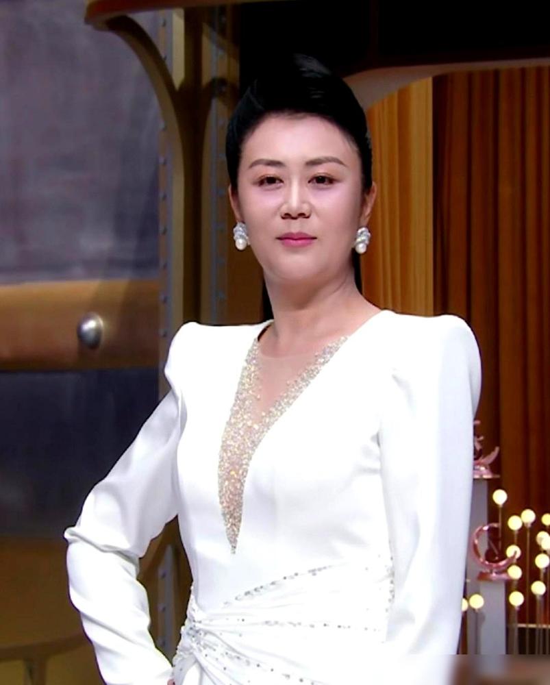 你敢信？刷出1.6亿贡献值的主播，抖音嘉年华居然坐最后一排！
3月初三亚红毯，