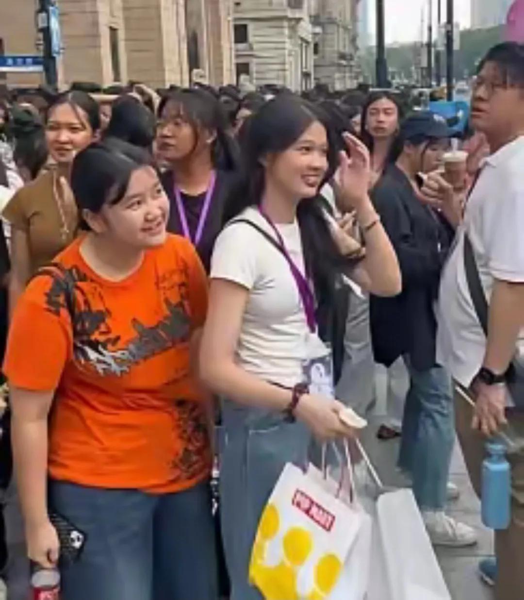谁懂得

30多万泰国人涌入中国，哪是来旅游的？

上海商场里全是他们的身影，景