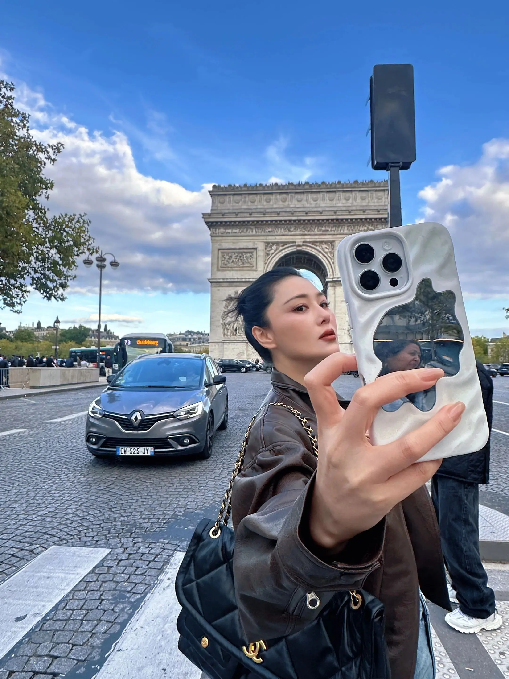 张馨予｜超模下班。“为巴黎时装周减的肥，就在我落地巴黎的第一天，全吃回...