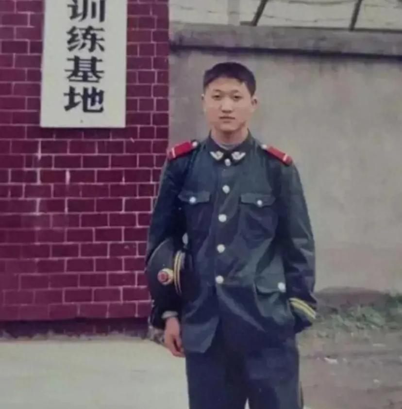 2006年，3名壮汉欲拐骗一位18岁女学生至南方，车上，女生悄声求救，同车的武警