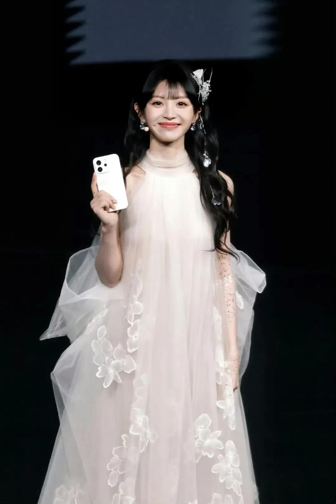 田曦薇冰雪仙女亮相2025年12月15日 vivo发布会！
田曦薇以雪中撑云朵伞