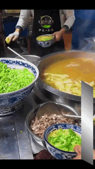 这用勺子盛牛肉的意义到底是什么呢？看到这位厨师在做拉面的时候，先是往碗里放了一大