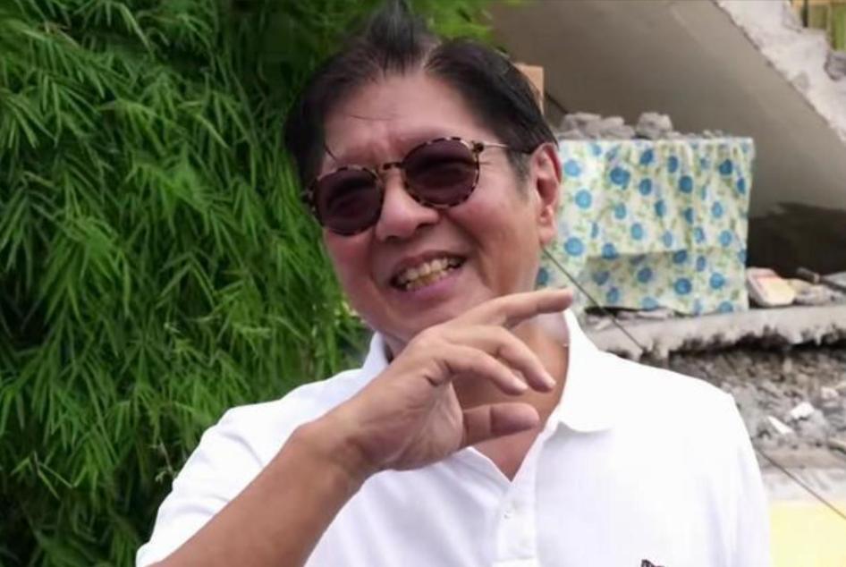 小马科斯已经“神志不清”了！
小马科斯站在桑托斯将军市国立高中的废墟前，面对镜头