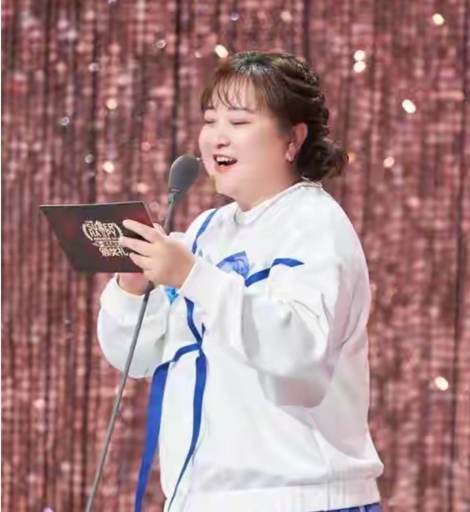 43岁贾玲减重3年后，低调现身冯巩生日宴，这身材哪像“反弹”？
娱乐 明星