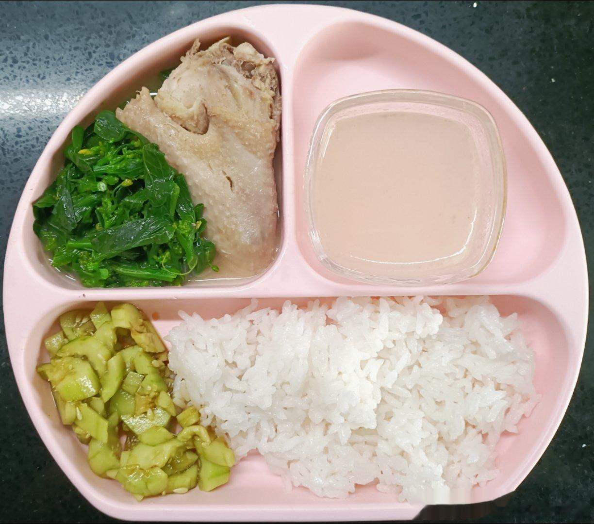 #糖糖的饭饭##科学育儿营养护航# 昨天午餐：米饭，鸡肉，鸡汤煮菜心，拌黄瓜，鸡