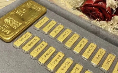 黄金再急跌 【现货黄金失守4950美元/盎司】3月18日，现货黄金失守4950美